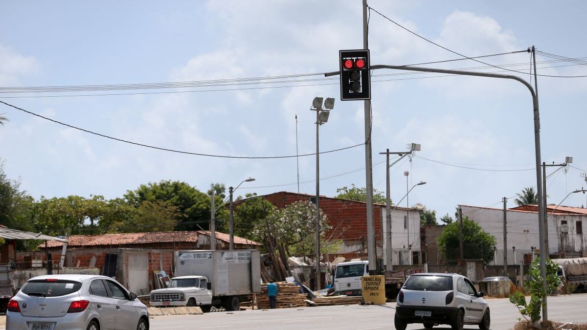 Carros no sinal vermelho em Fortaleza