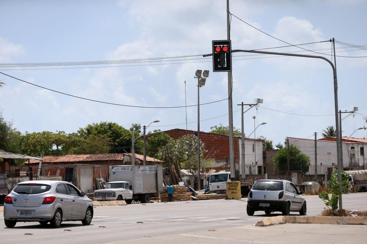 Carros no sinal vermelho em Fortaleza
