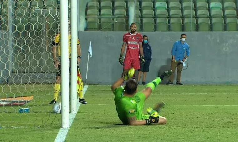 O assistente estava ao lado da trave na cobrança de Adílson Bahia, mas não foi capaz de validar o gol legal do time cearense na cobrança de penaltis