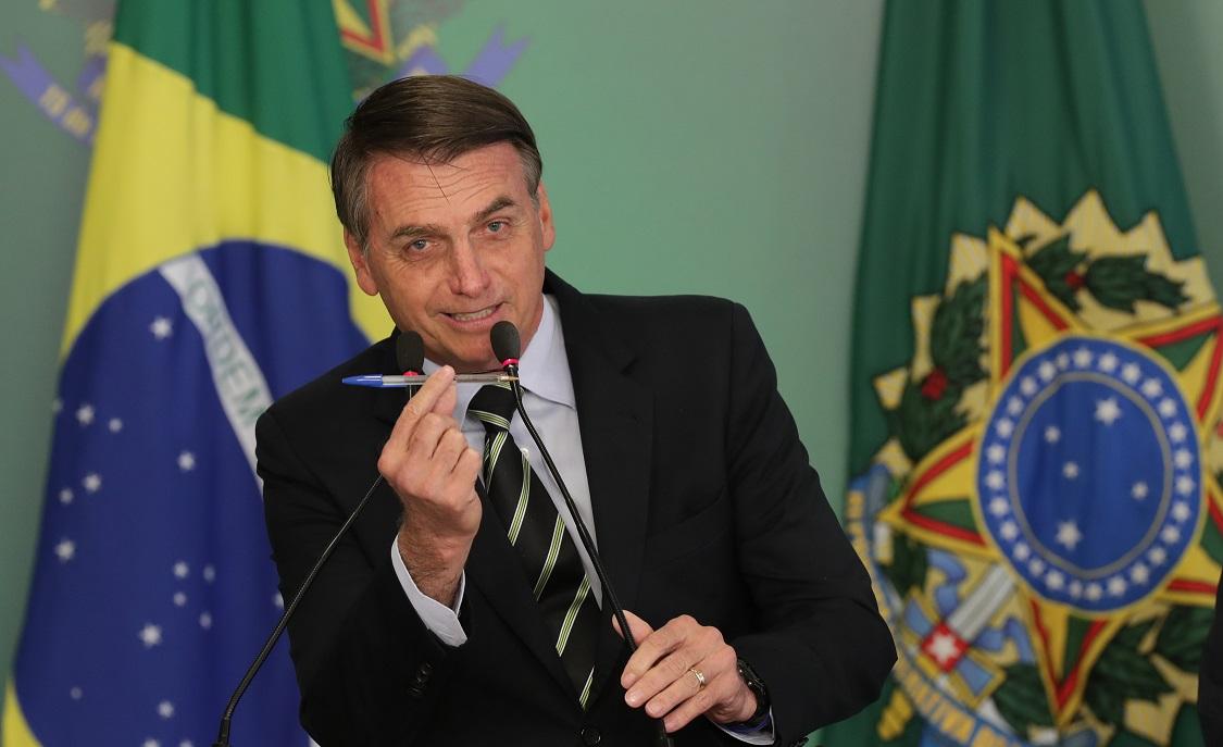 Bolsonaro exibe caneta que usou para assinar decreto que flexibiliza acesso a armas