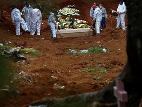 Foto de enterro de pessoa que morreu de Covid-19 no Brasil