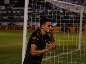Maycon Douglas comemora gol com beijo