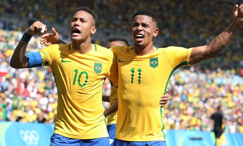 Neymar e Gabriel Jesus comemoram gol pela seleção brasileira nas Olimpíadas