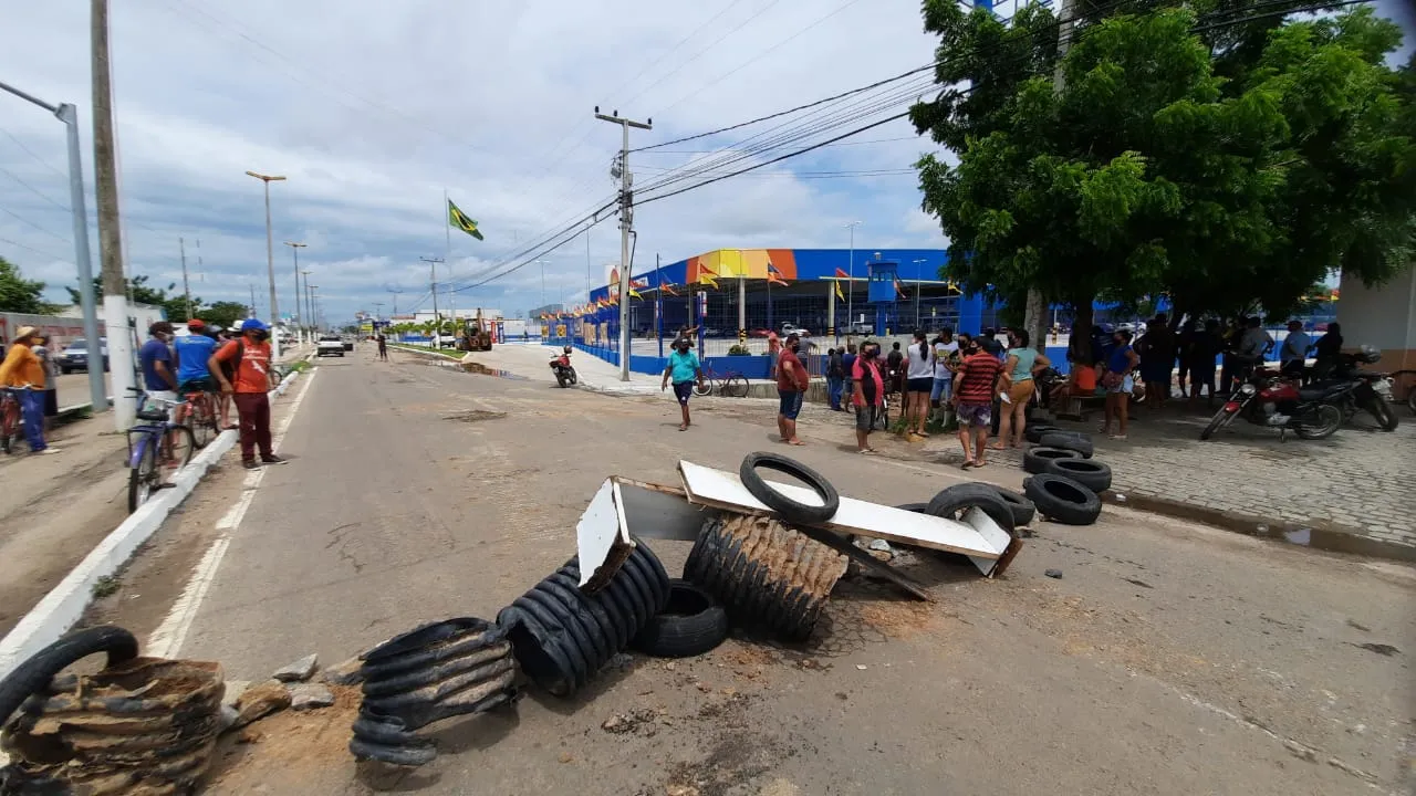 Segundo os moradores, a construção de um empreendimento comercial causou a  interrupção do escoamento da água da chuva