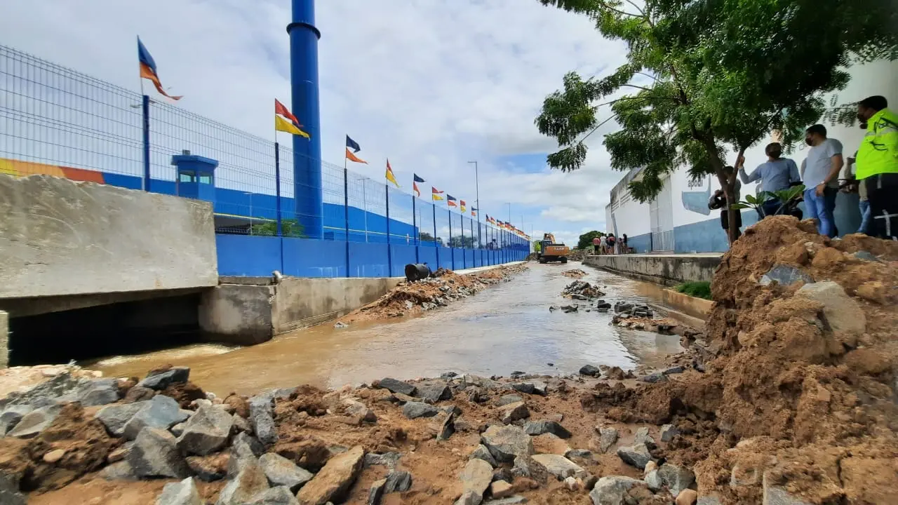 Uma máquina retroescavadeira fez a abertura de pontos de escoamento de água pluvial