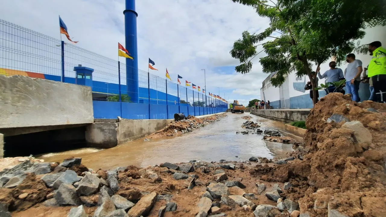 Uma máquina retroescavadeira fez a abertura de pontos de escoamento de água pluvial