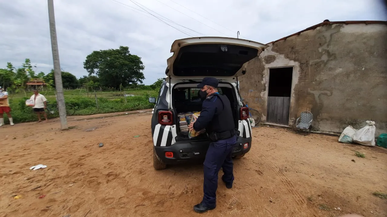 A secretaria de Assistência Social e policiais militares distribuíram cerca de 30 cestas básicas para os moradores da localidade de Barra