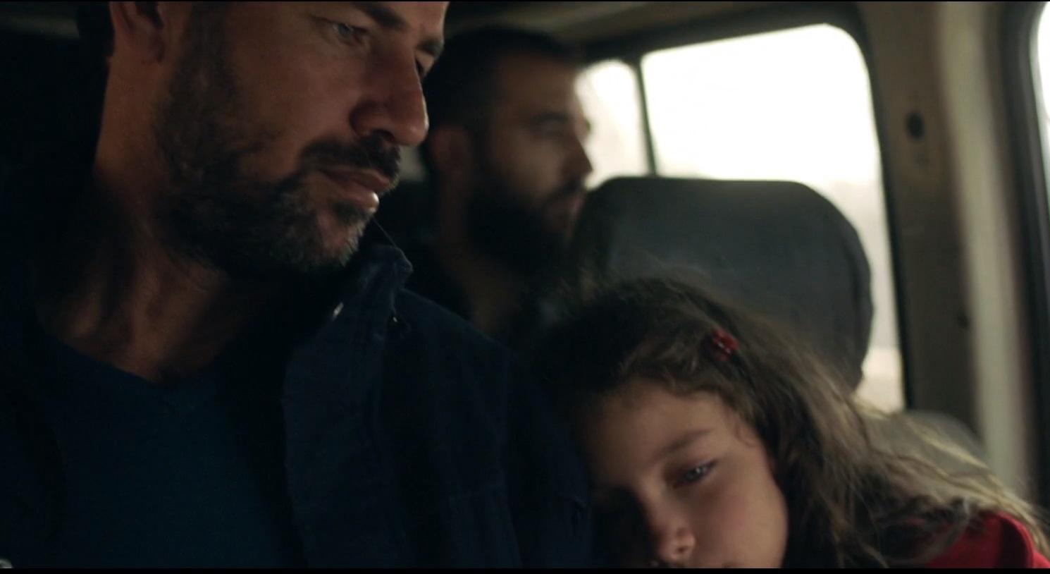 Yusef e a filha enfrentam soldados e estradas perigosas