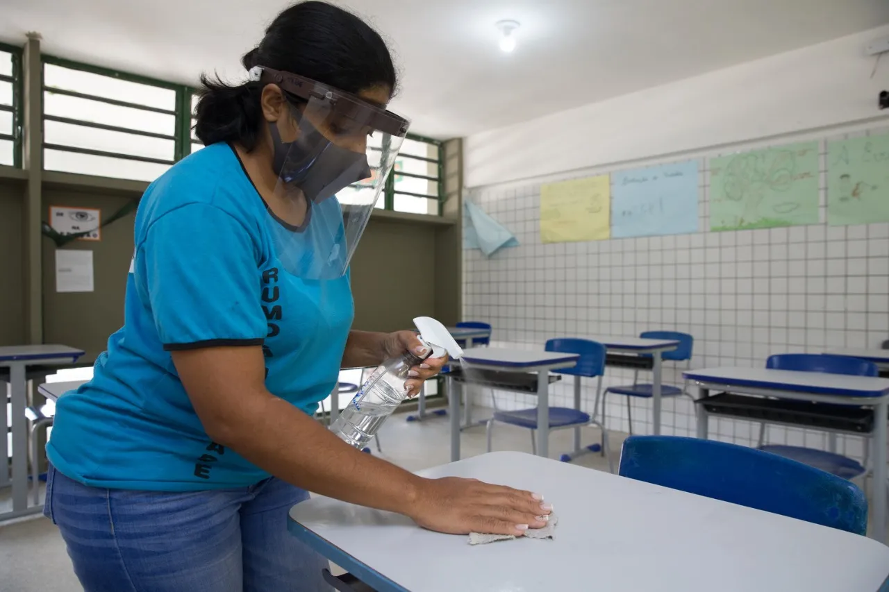 Professores da rede pública de Fortaleza só poderão voltar a dar aulas presenciais após vacinação contra Covid-19
