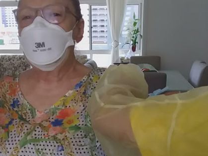 Idosa de 76 anos recebendo segunda vacina da AstraZeneca em Fortaleza