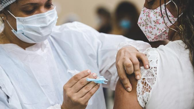 Mulher sendo vacinada durante campanha de imunização contra a Covid-19 em Fortaleza