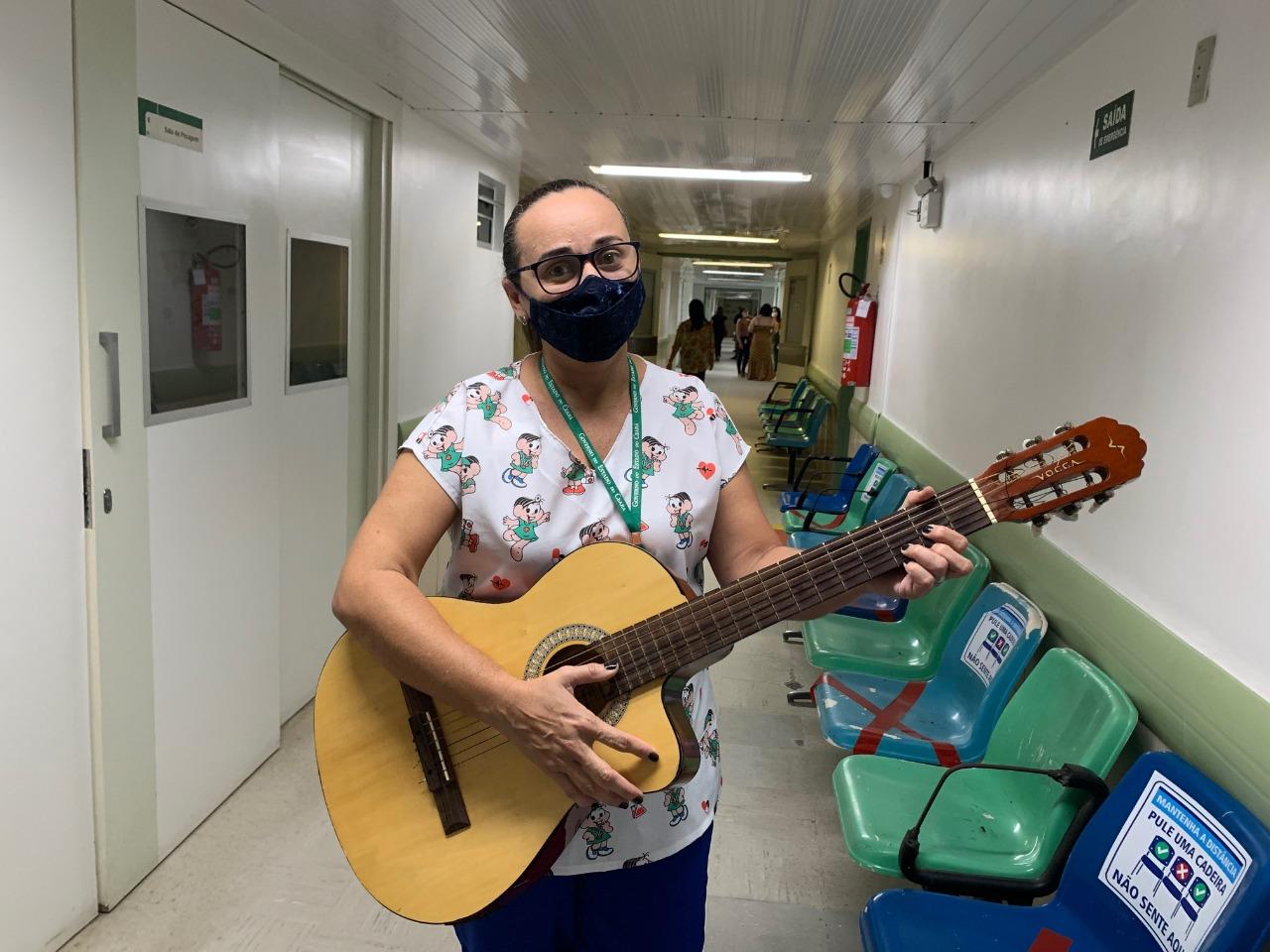 Técnica de enfermagem toca violão para pacientes com Covid no Ceará