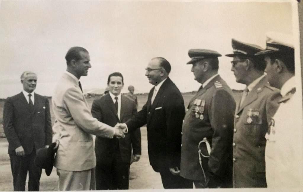 Príncipe Philip sendo recebido pelo vice-governador do Ceará