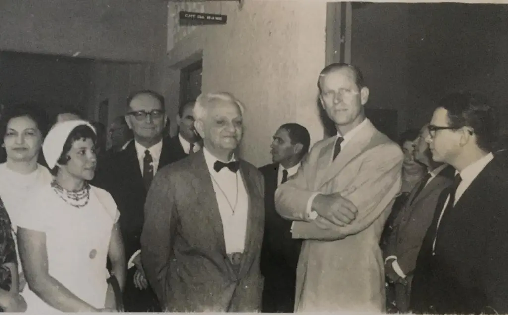 Príncipe Philip em conversa com políticos e militares no Ceará