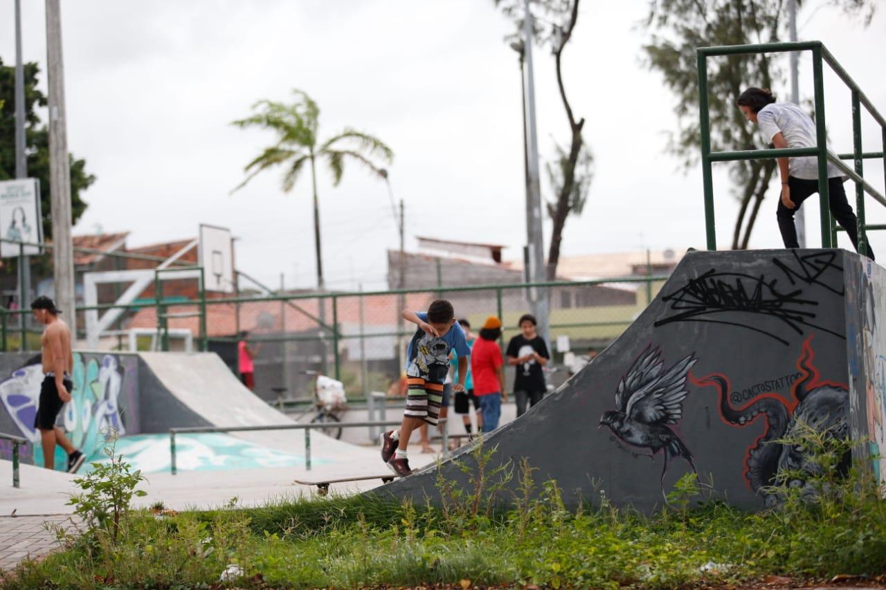 Praça Beira Rio, no Vila Velha, cheia de crianças e adolescentes brincando no fim de tarde