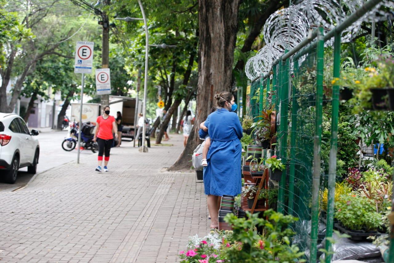 Na Praça das Flores, na Aldeota, o movimento era de pessoas fazendo atividade física e comprando plantas