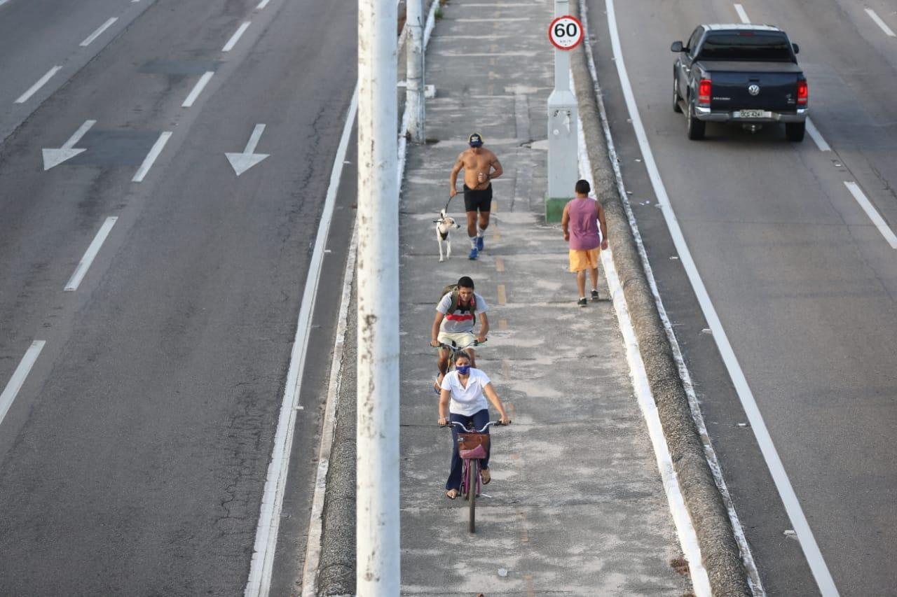 A ciclovia da Ce-040 reuniu muitas pessoas que praticavam corrida, passeavam com o cachorro e andavam de bicicleta