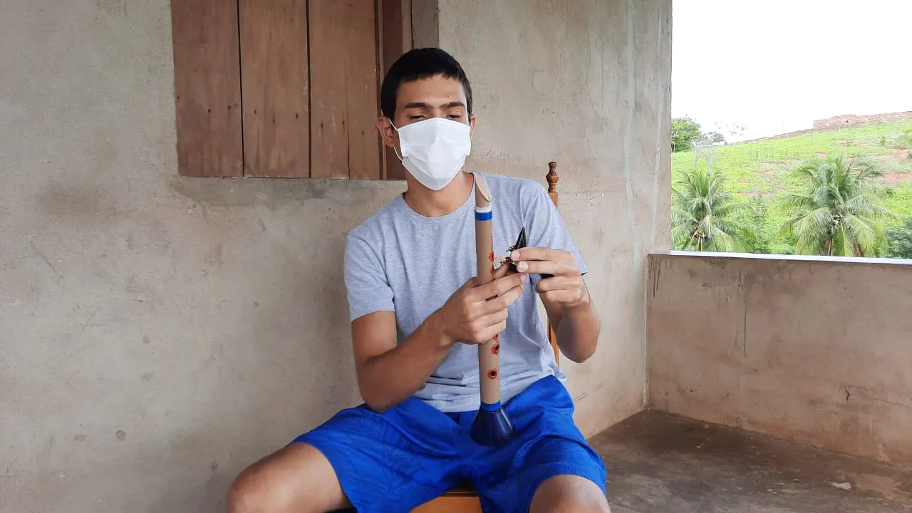 O saxofone foi feito pelo jovem músico a partir de pedaços de canos de PVC