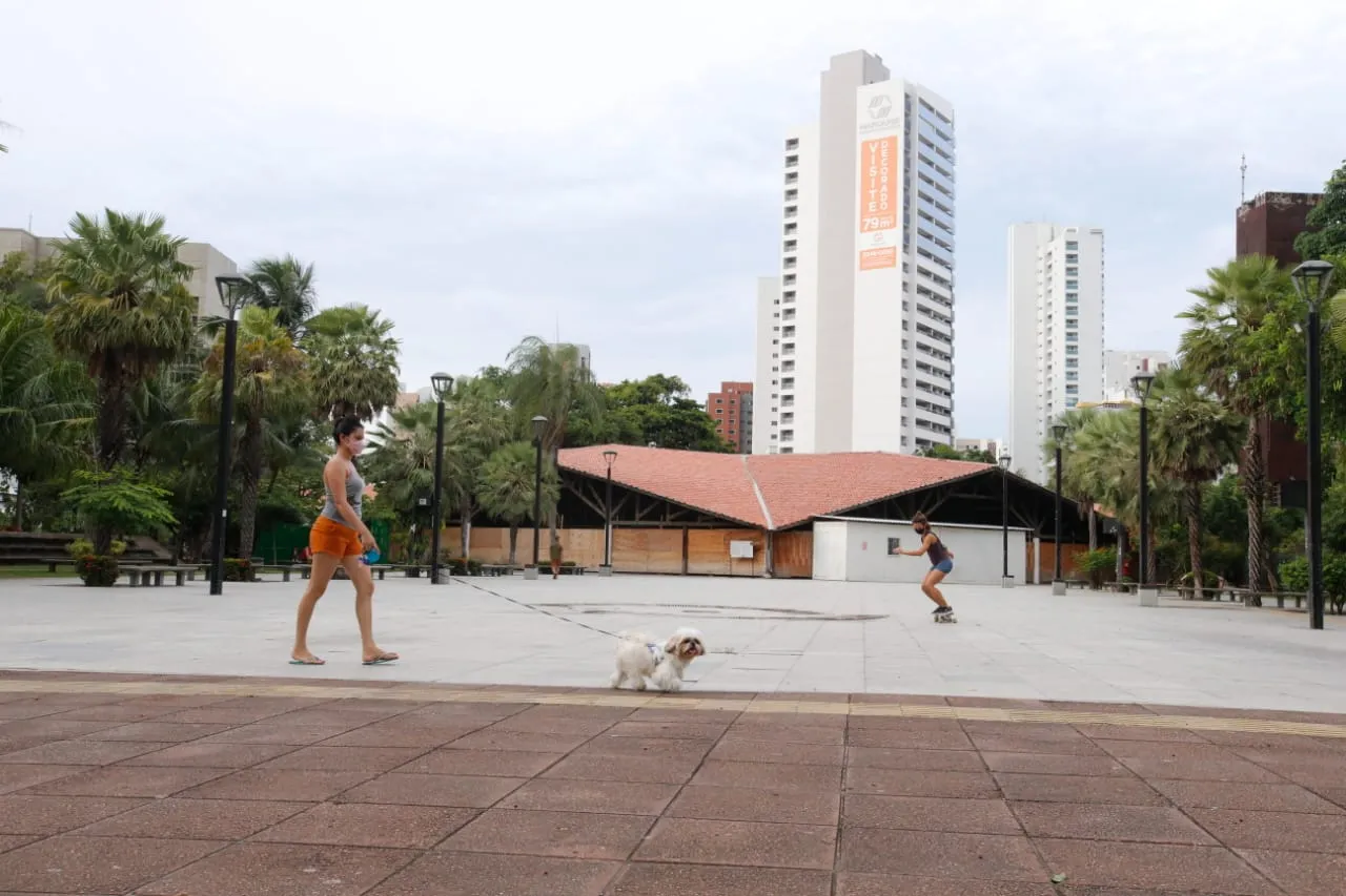 Movimento bem menor que o normal na Praça Luiza Távora