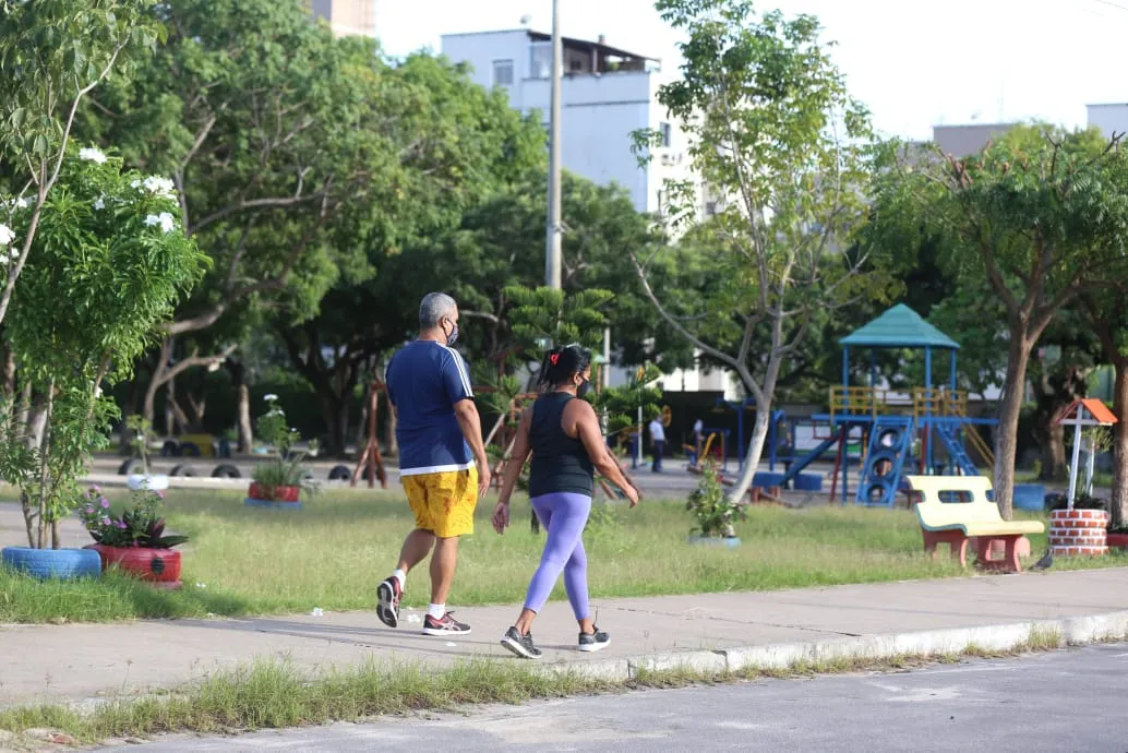 A Praça Artur Braga, em Messejana, também reuniu pessoas que realizam atividades física
