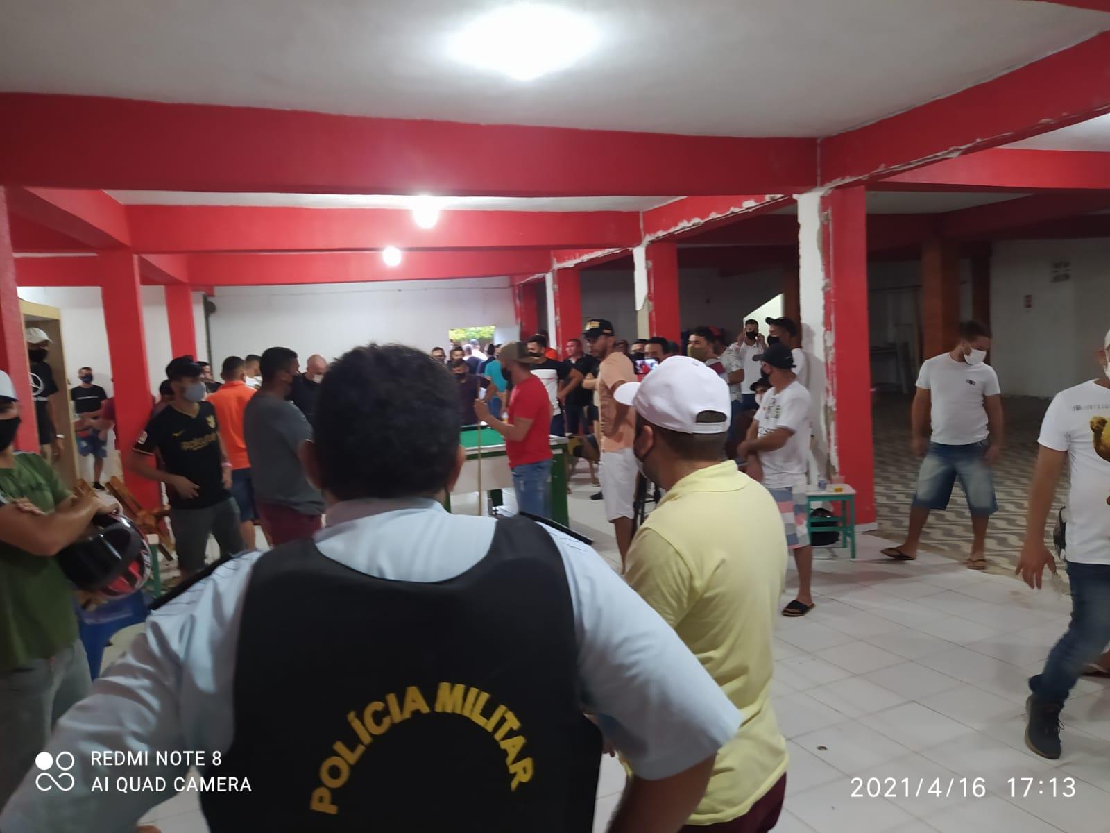 Pessoas aglomeradas em festa clandestina