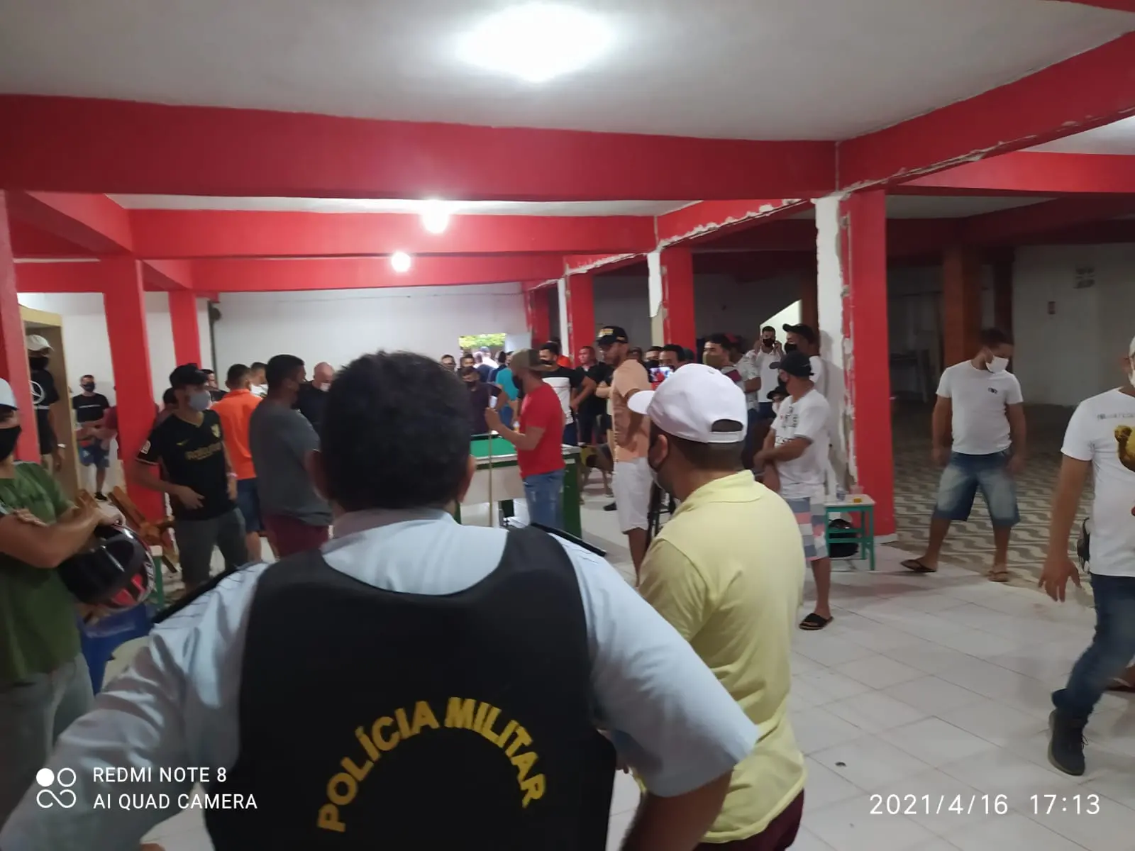 Pessoas aglomeradas em festa clandestina