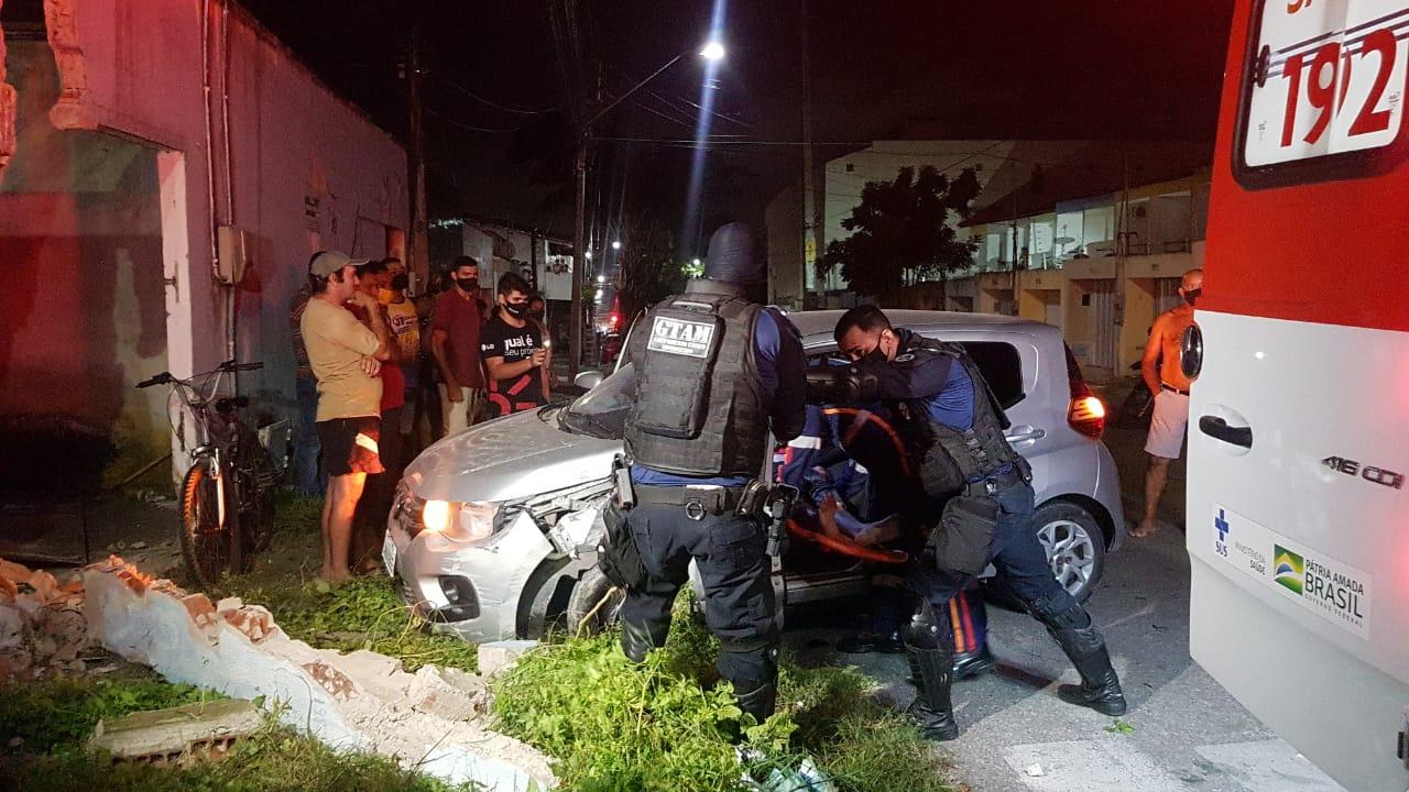 Motorista é baleado na cabeça, perde controle do veículo e bate em muro de residência no Passaré