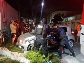 Motorista é baleado na cabeça, perde controle do veículo e bate em muro de residência no Passaré