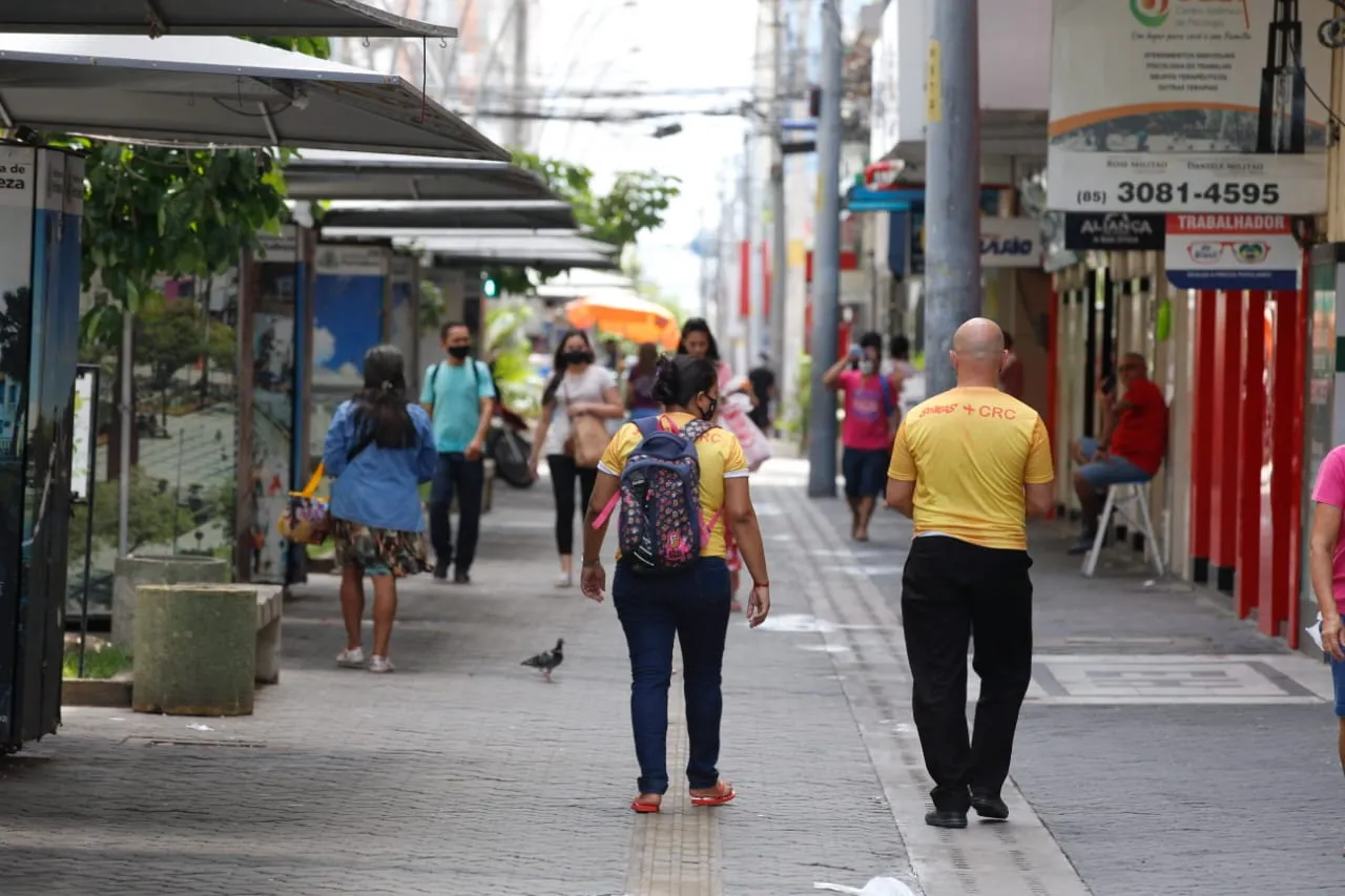 Mesmo com comércio fechado, movimentação foi registrada no Centro