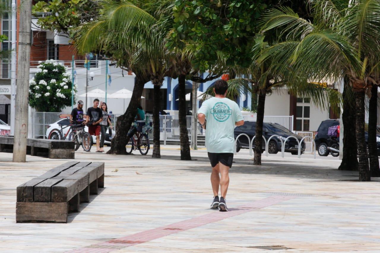 Homem corre na orla de Fortaleza