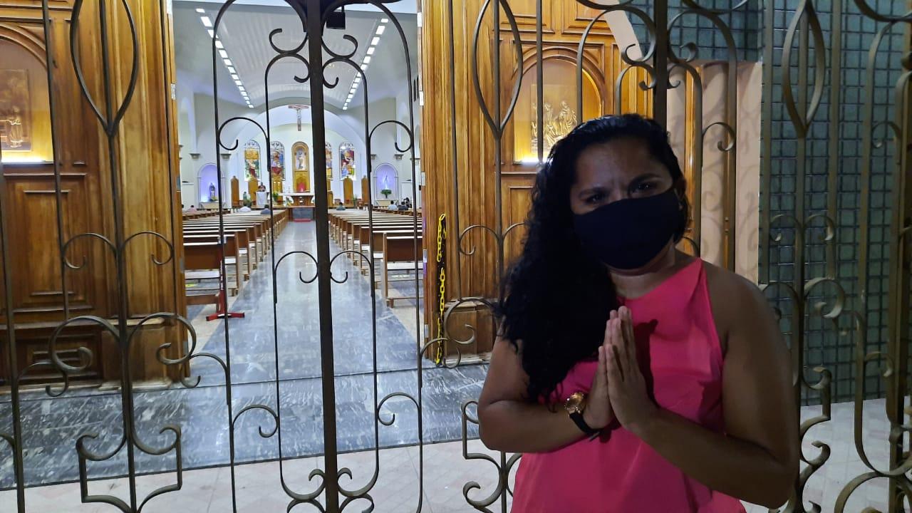 Mulher barrada em porta de igreja em Iguatu