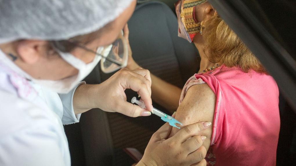 Idosa sendo vacinada em drive-thru contra Covid-19