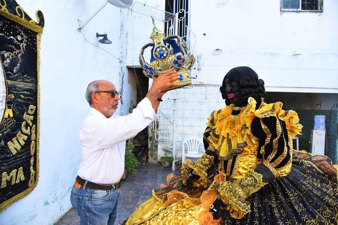 Gilmar de Carvalho coroa Mestre Almeida, rainha do 