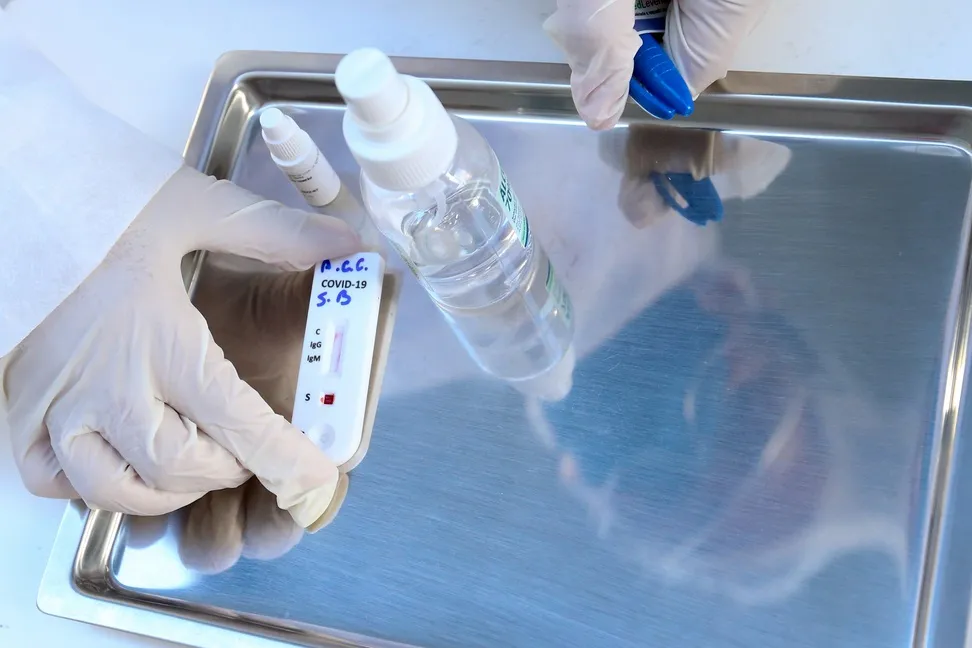 Especialistas explicam que teste rápido de sangue feito abaixo do oitavo dia de sintomas pode acusar falso negativo.