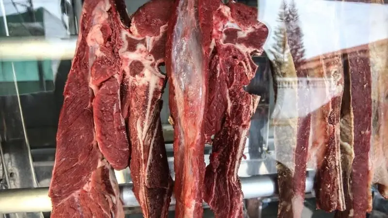 Carnes expostas em açougue