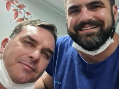 Foto de Flávio Bolsonaro e médico que o atendeu em uma UPA após acidente no Ceará