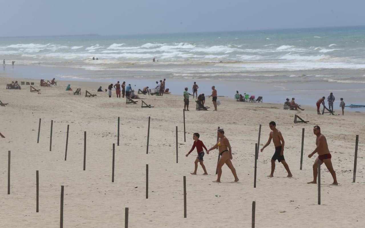Barracas de praia seguem sem permissão para funcionar neste primeiro momento de reabertura gradual das atividades econômicas.