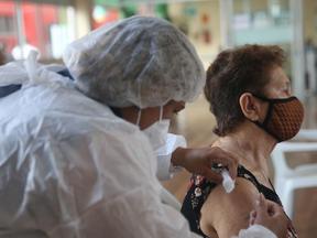 idosa recebendo vacina de uma enfermeira