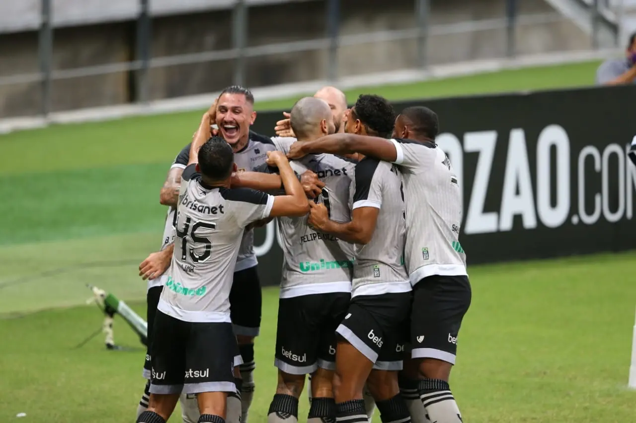 Elenco do Ceará comemora gol na Arena Castelão