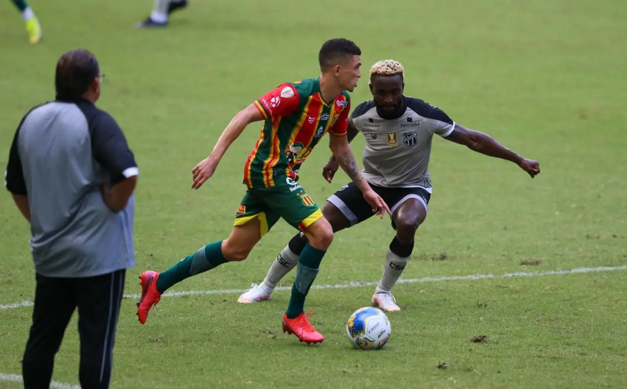 Guto assiste ao jogo entre Ceará e Sampaio à beira do gramado