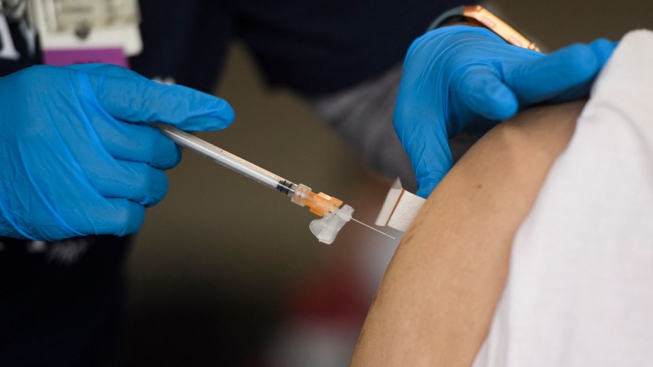 Uma enfermeira registrada administra uma dose da vacina Moderna Covid-19 em um local de vacinação do Sistema de Saúde de Long Beach da Veterans Administration (VA) na Igreja Presbiteriana Dae Hueng em 17 de abril de 2021 em Gardena, Califórnia.