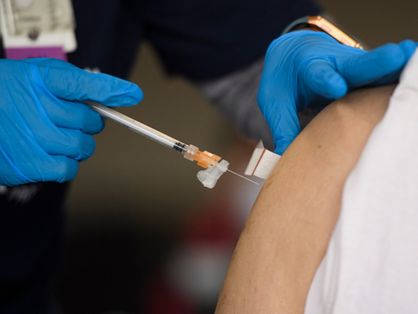 Uma enfermeira registrada administra uma dose da vacina Moderna Covid-19 em um local de vacinação do Sistema de Saúde de Long Beach da Veterans Administration (VA) na Igreja Presbiteriana Dae Hueng em 17 de abril de 2021 em Gardena, Califórnia.