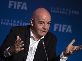 Giovanni Infantino mostra expressão facial de surpresa em palestra da Fifa