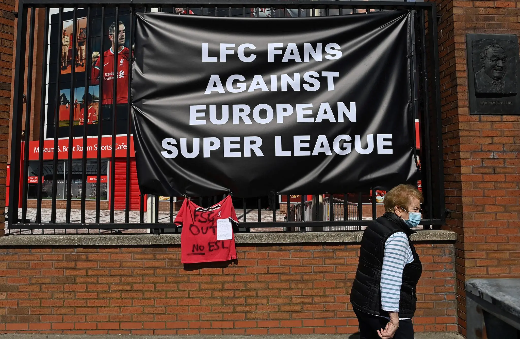 Faixa da torcida do Liverpool protesta contra Superliga