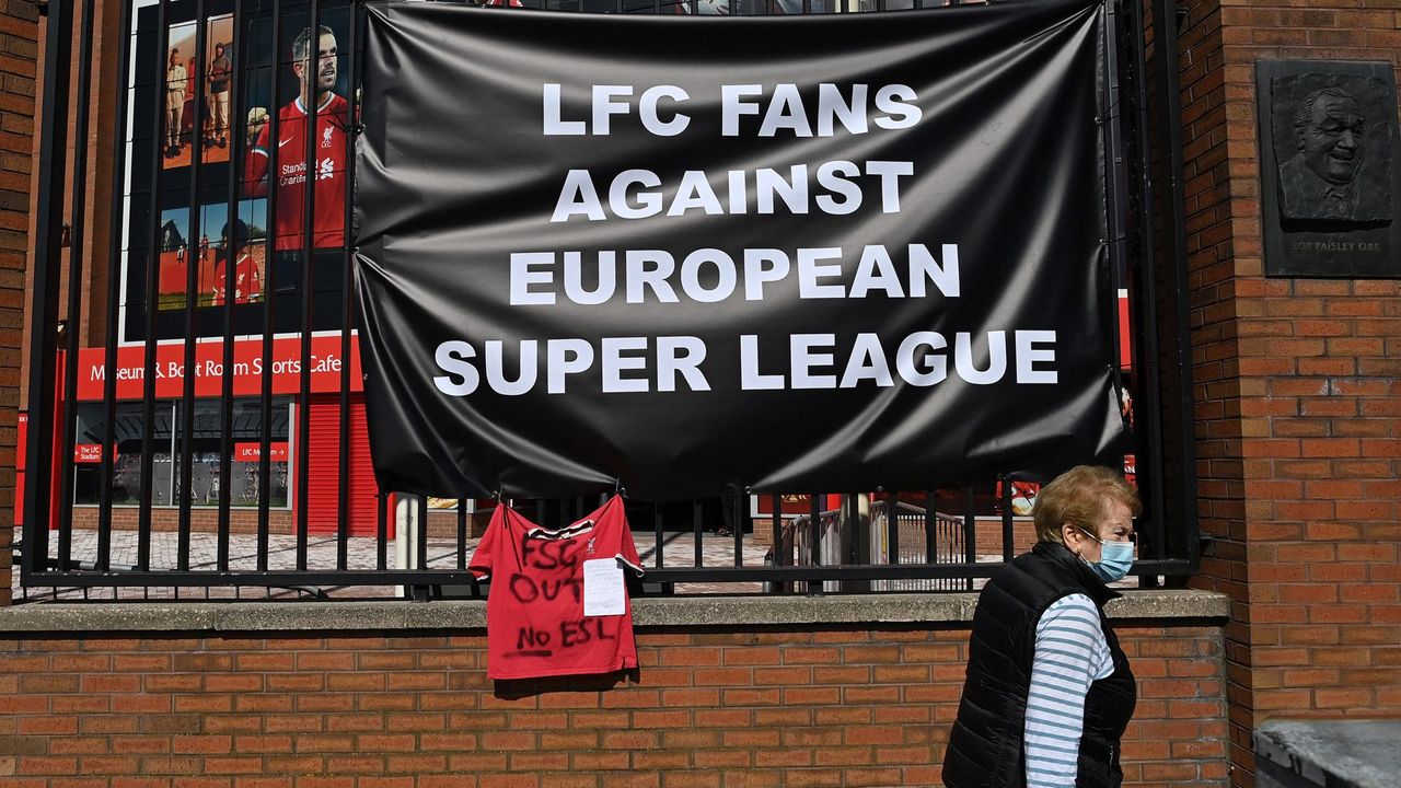 Faixa da torcida do Liverpool protesta contra Superliga