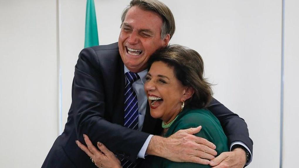 Jornalista Leda Nagle e presidente Jair Bolsonaro abraçados