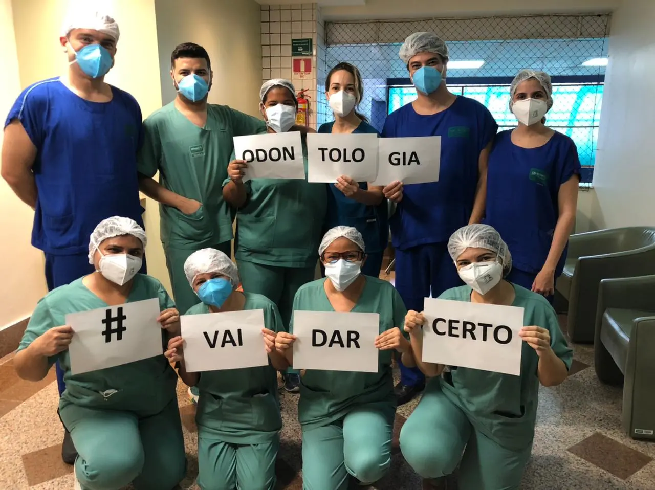 Equipe de dentistas hospitalares