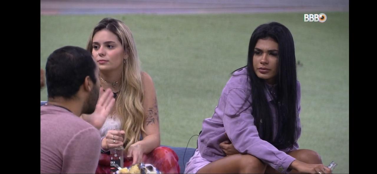 Pocah bebeu demais e acabou falando sobre Juliette
