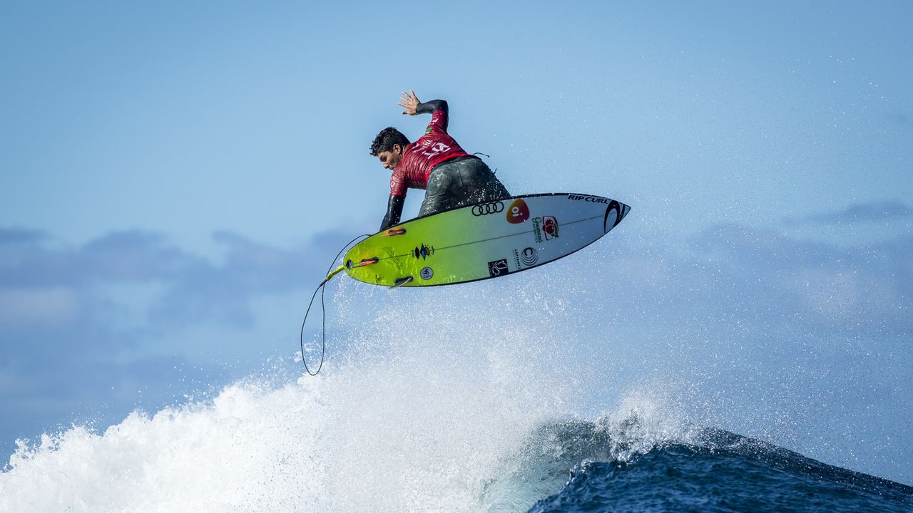Gabriel Medina em aéreo no circuito mundial de surfe