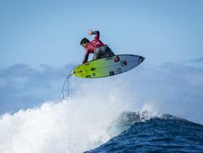 Gabriel Medina em aéreo no circuito mundial de surfe